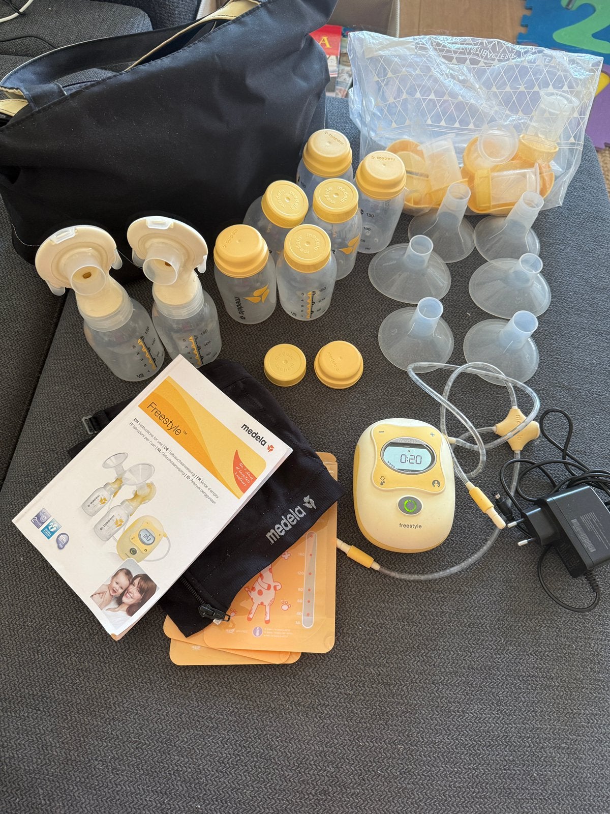 Medela freestyle breast pump + parts, Kinderen en Baby's, Babyvoeding en Toebehoren, Ophalen, Zo goed als nieuw, Borstkolf, Medela