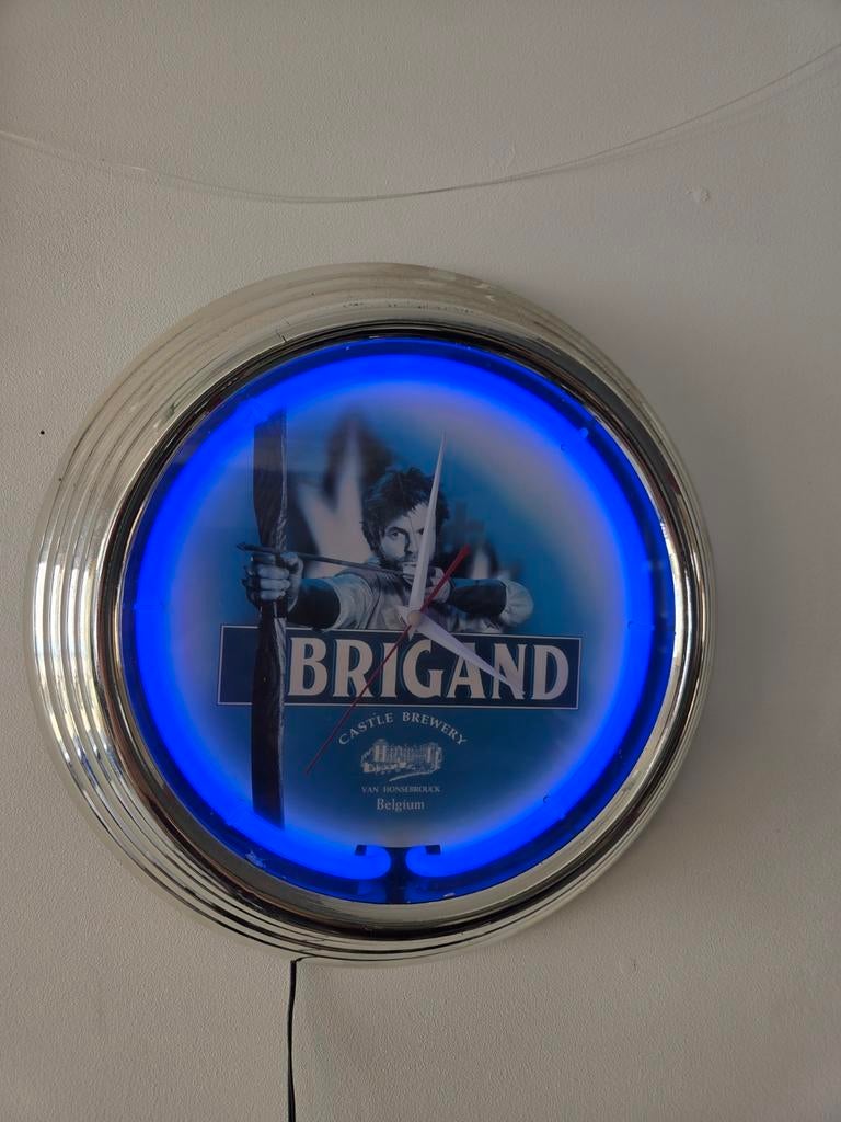 Brigand Bier LED Neon Klok, Ophalen of Verzenden, Zo goed als nieuw, Reclamebord, Plaat of Schild, Overige merken