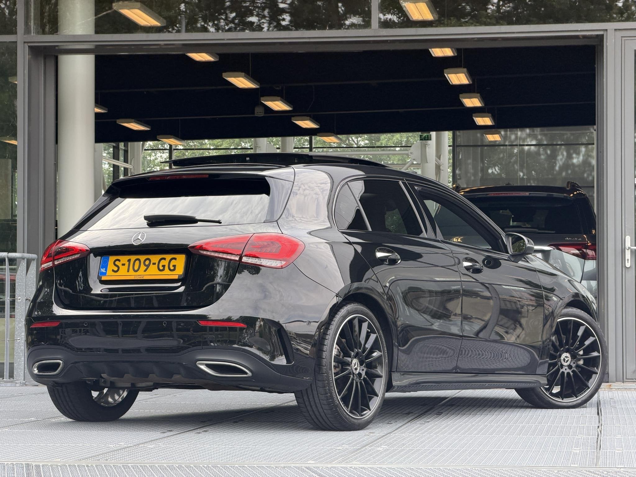 Mercedes-Benz A-klasse 180 AMG Line | Pano | Burmester | Nig, 136 pk, Gebruikt, 4 cilinders, Leder en Stof