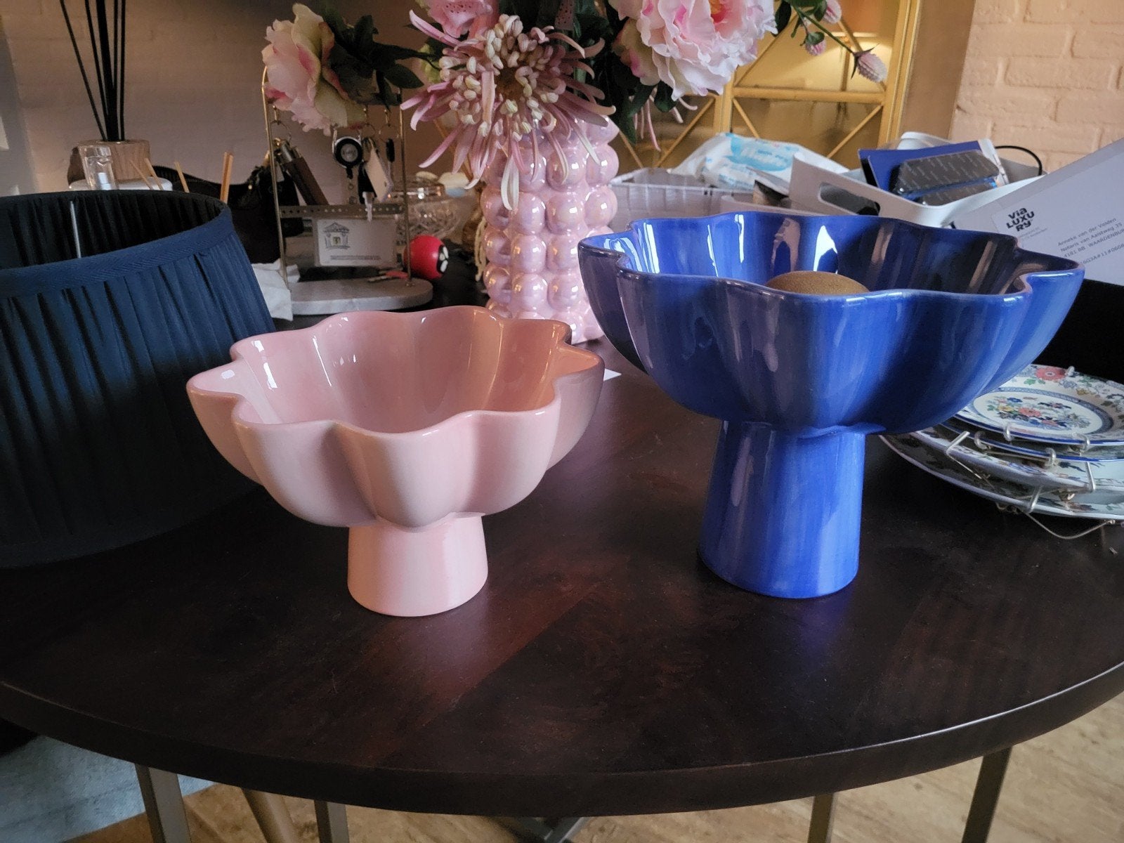 2 &Klevering schalen op voet roze en blauw, Ophalen of Verzenden, Zo goed als nieuw, Rond, Glas