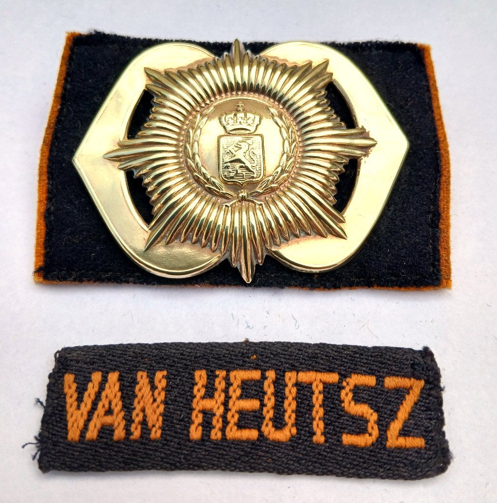 Baretembleem Van Heutsz, 1951-52, zgn. Korea model, Ophalen of Verzenden, Landmacht, Nederland, Embleem of Badge