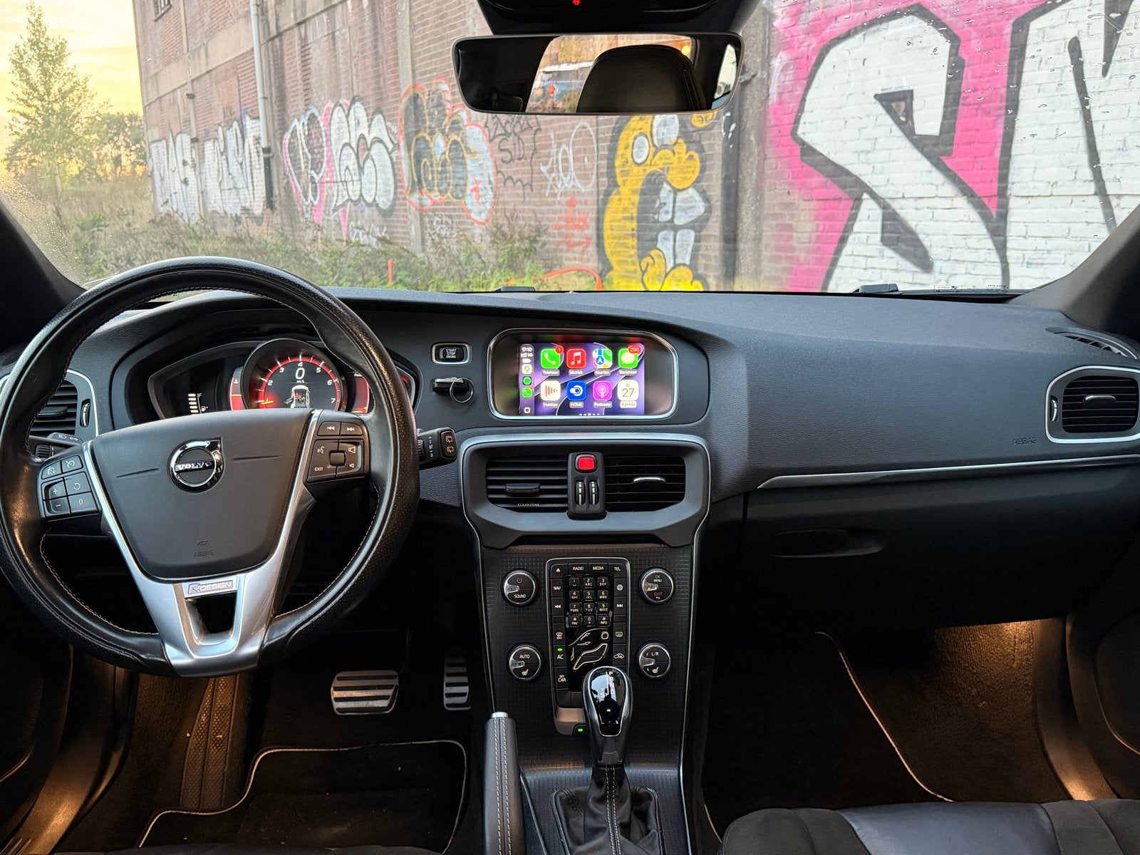 Volvo V40 2.0 T4 190PK 2018 Zwart R-Design Automaat, Auto's, Zwart, Alcantara, Zwart, Origineel Nederlands
