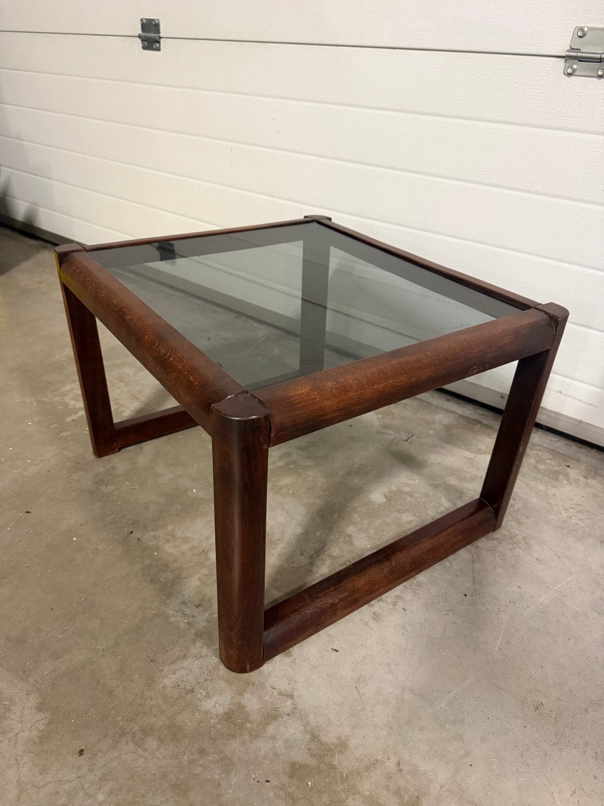 Vintage Brutalist Japandi Bijzettafel Hout met Donker Glas, Ophalen, Minder dan 45 cm, Minder dan 55 cm, Gebruikt