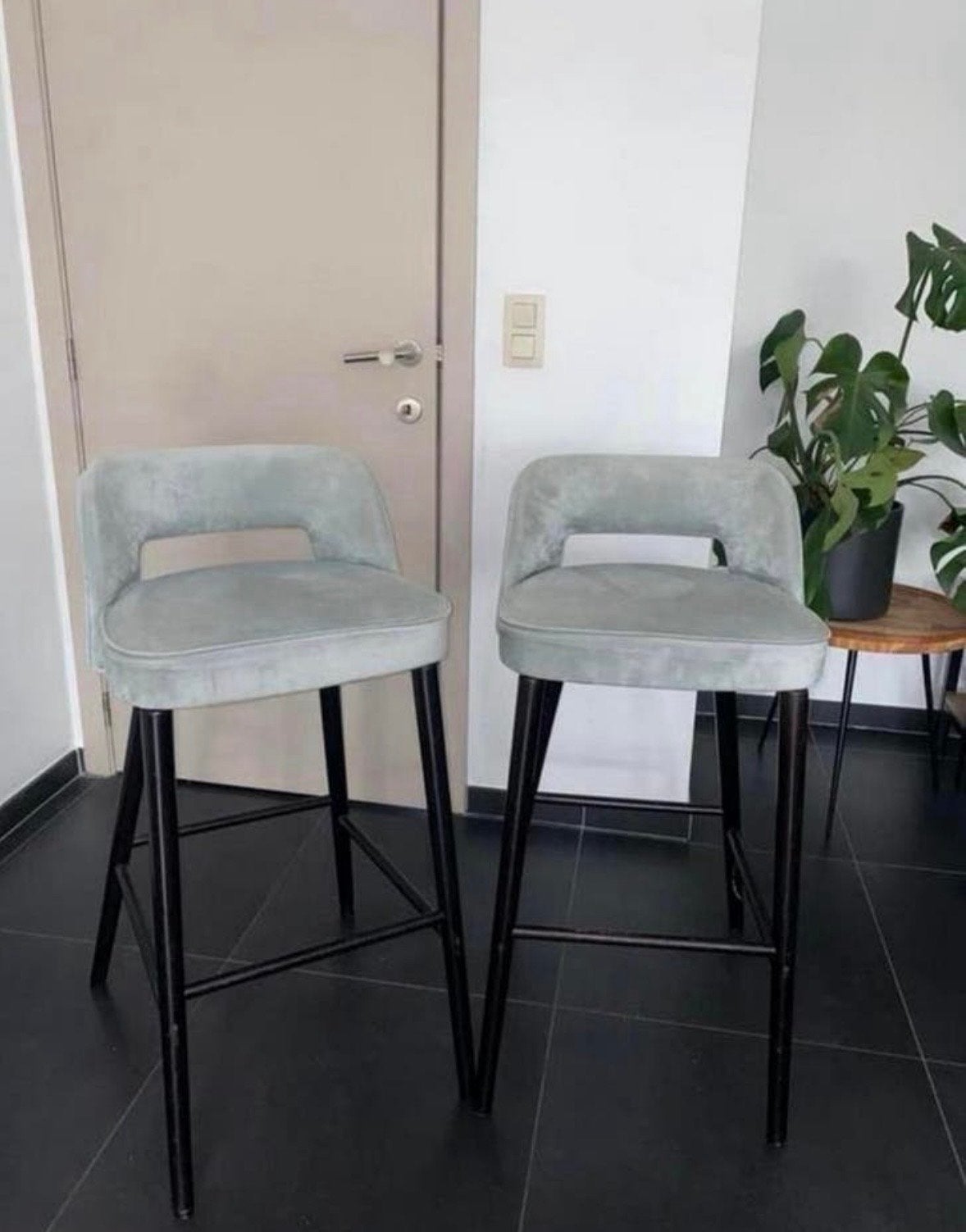 2 Lichtgrijze Suede Barkrukken barstoelen met Houten Poten, Ophalen, Gebruikt, 60 tot 90 cm, Hout