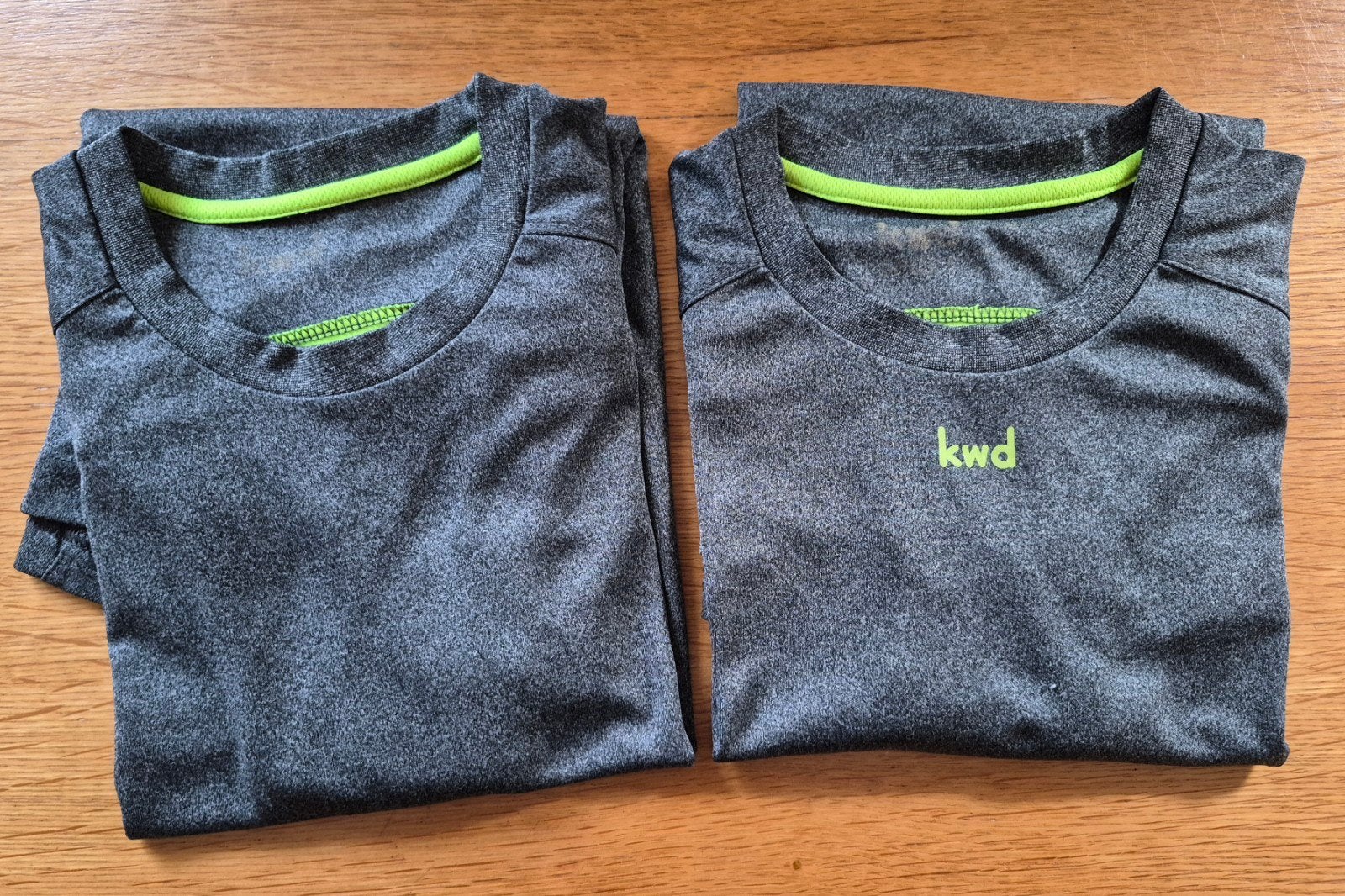 2 KWD Sportshirts Maat M - 1+1 Gratis, Maat 38/40 (M), Ophalen of Verzenden, Zo goed als nieuw, Grijs