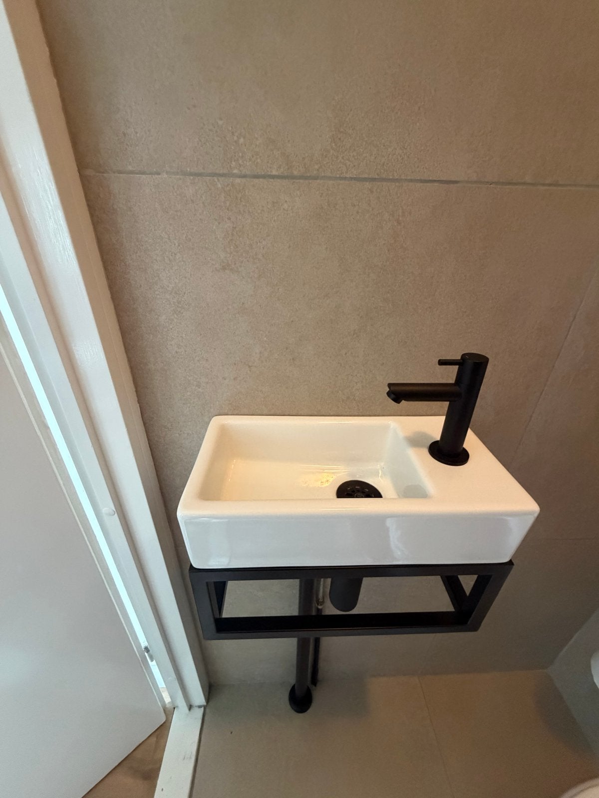 Nieuwe Differnz Handdoekhouder Fontein Zwart Gecoat Staal, Minder dan 50 cm, Overige typen, Nieuw, Ophalen of Verzenden