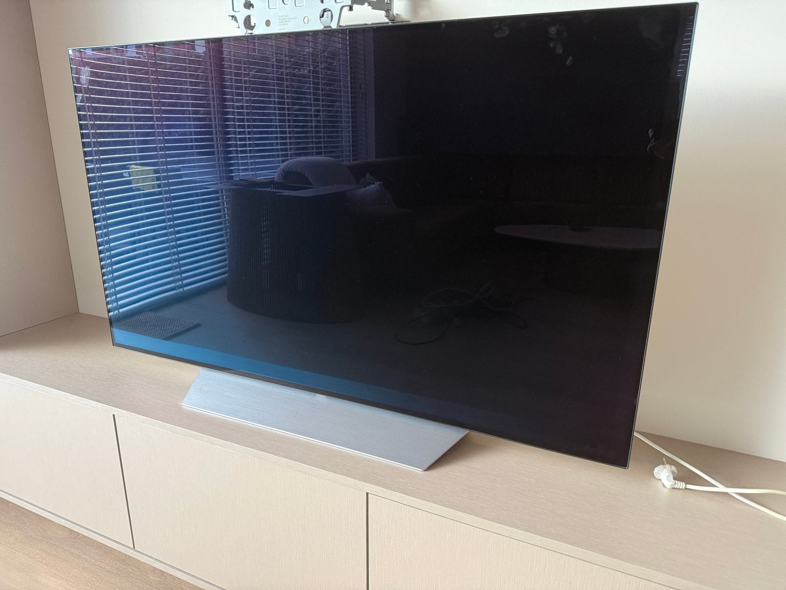 Foto 3 van LG OLED55C7V Smart TV 55 inch met muurbeugel