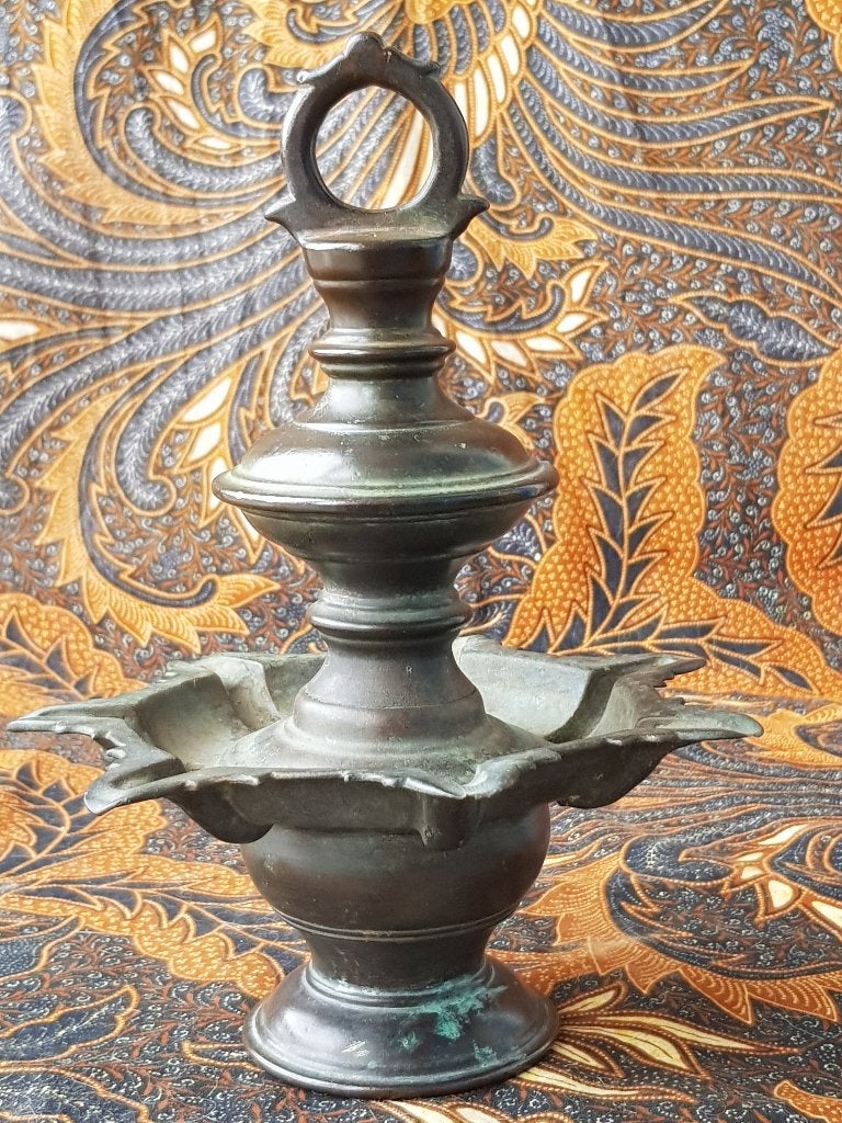 Zware antieke Oosterse olielamp van brons voor zeven pitten., Antiek en Kunst, Ophalen of Verzenden, Ritueel object, Handgemaakt