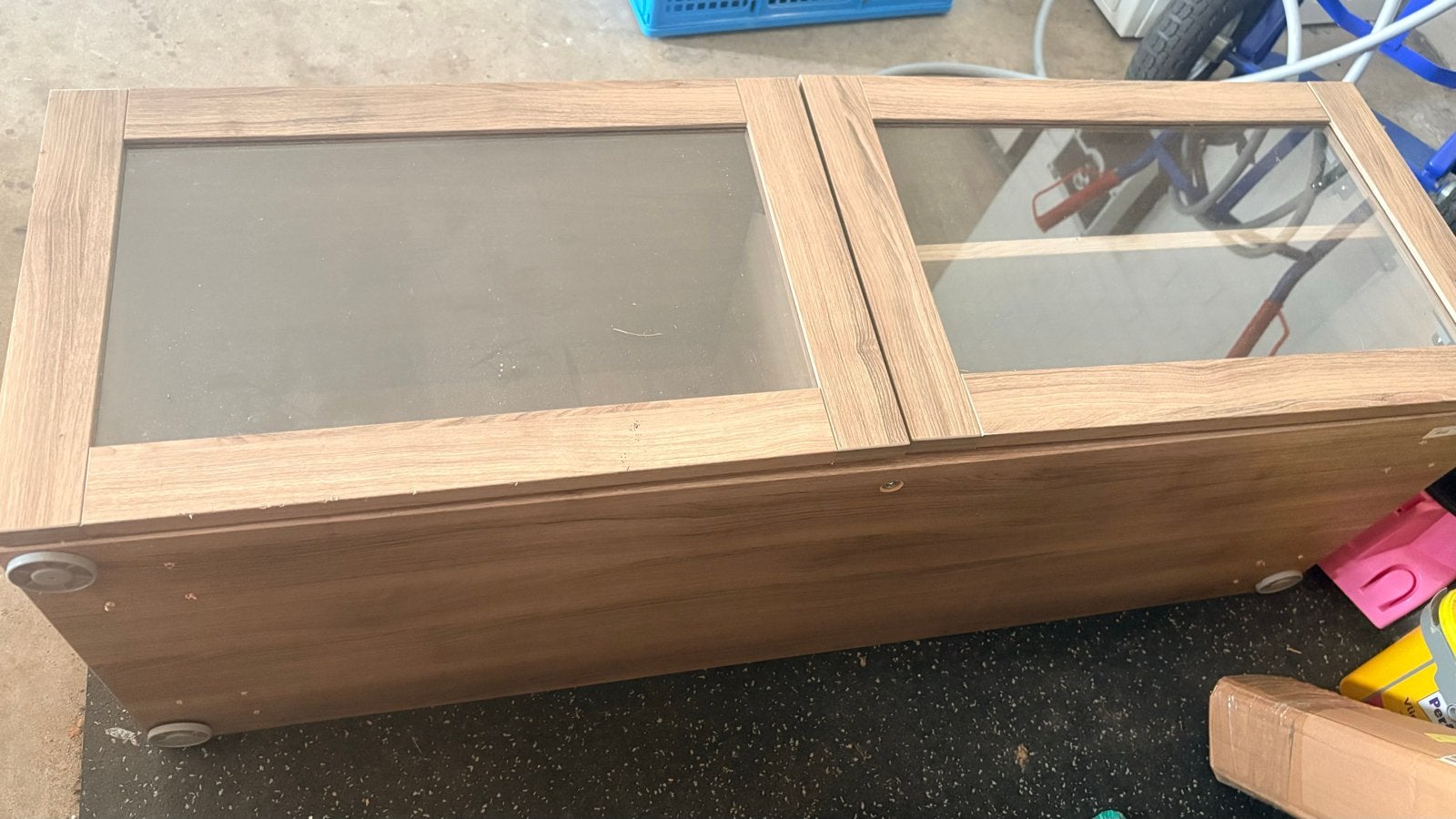 Houten kastje met glazen deurtjes - zo goed als nieuw, Ophalen, 100 tot 150 cm, Zo goed als nieuw, Minder dan 100 cm