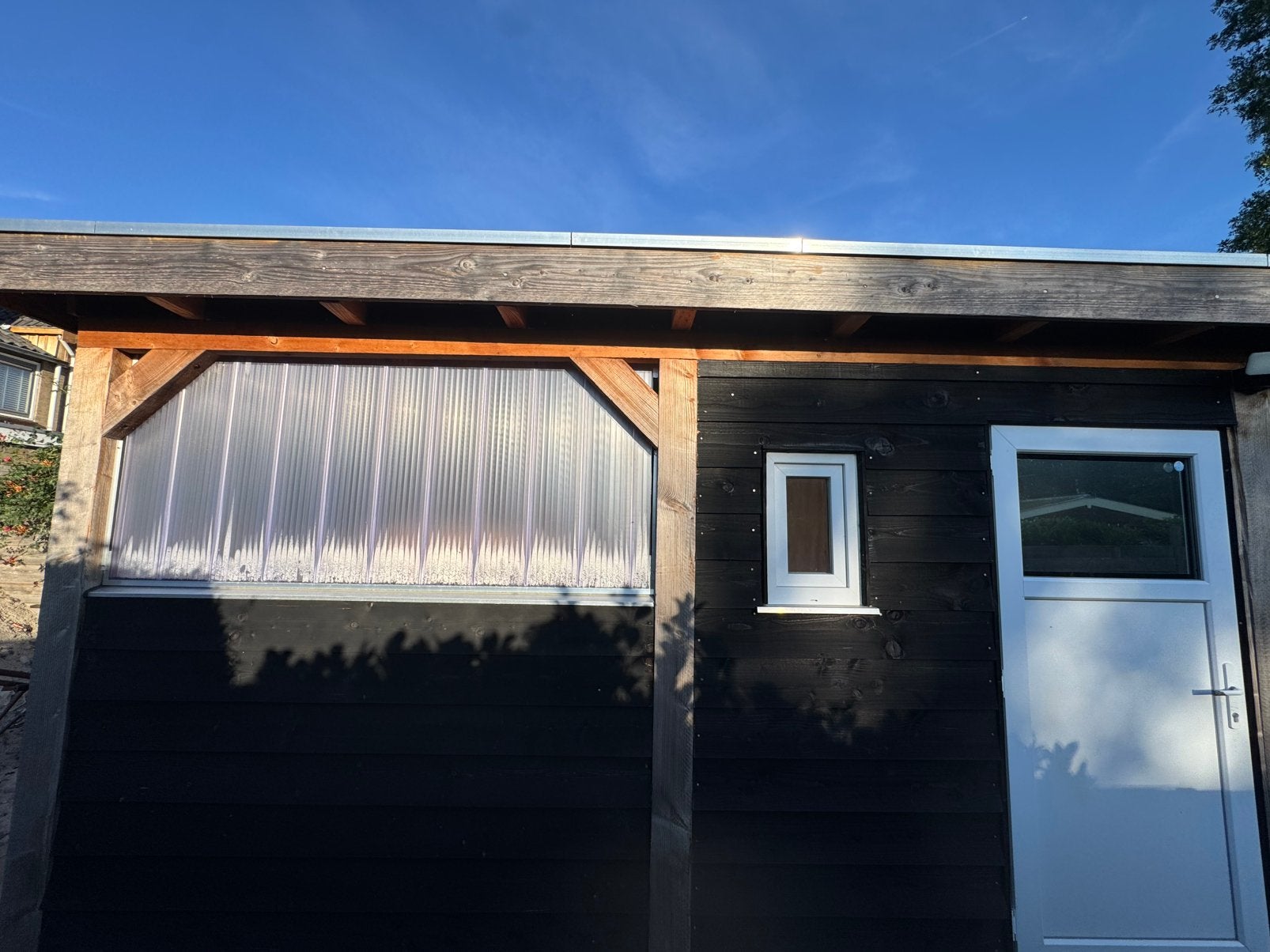 Tuinhuis met draai-kiepramen en deur – zelf demonteren, Tuin en Terras, Tuinhuizen, Ophalen, Zo goed als nieuw, 250 tot 500 cm