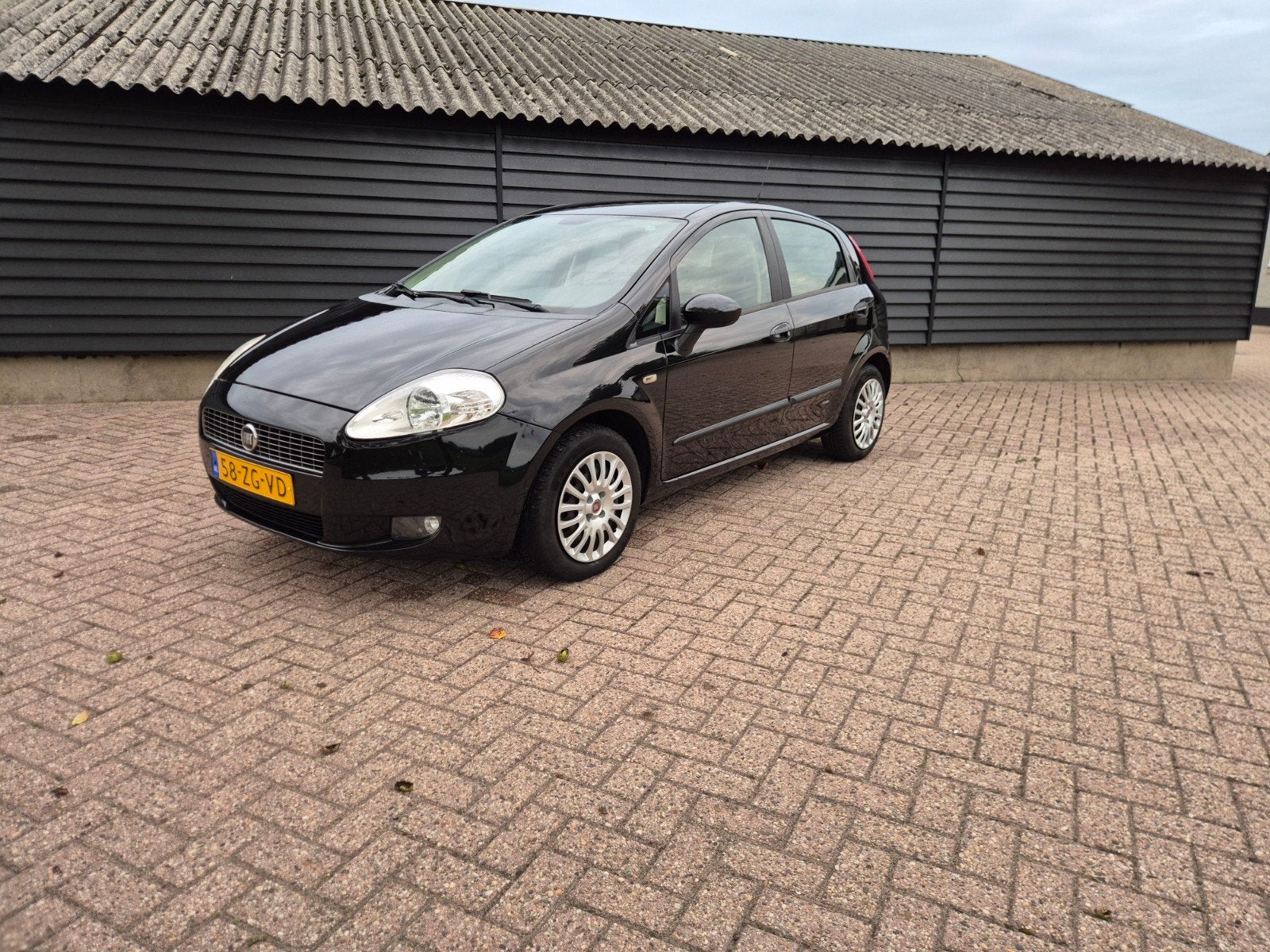Fiat Punto 1.4 5DR 2008 Zwart. Nieuwe APK, Voorwielaandrijving, 40 €/maand, 4 cilinders, 400 kg