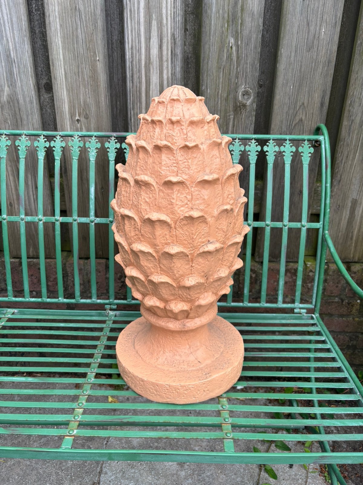 Grote decoratieve dennenappel op voet | Pinecone ornament, Ophalen of Verzenden, Zo goed als nieuw, Steen, Overige typen