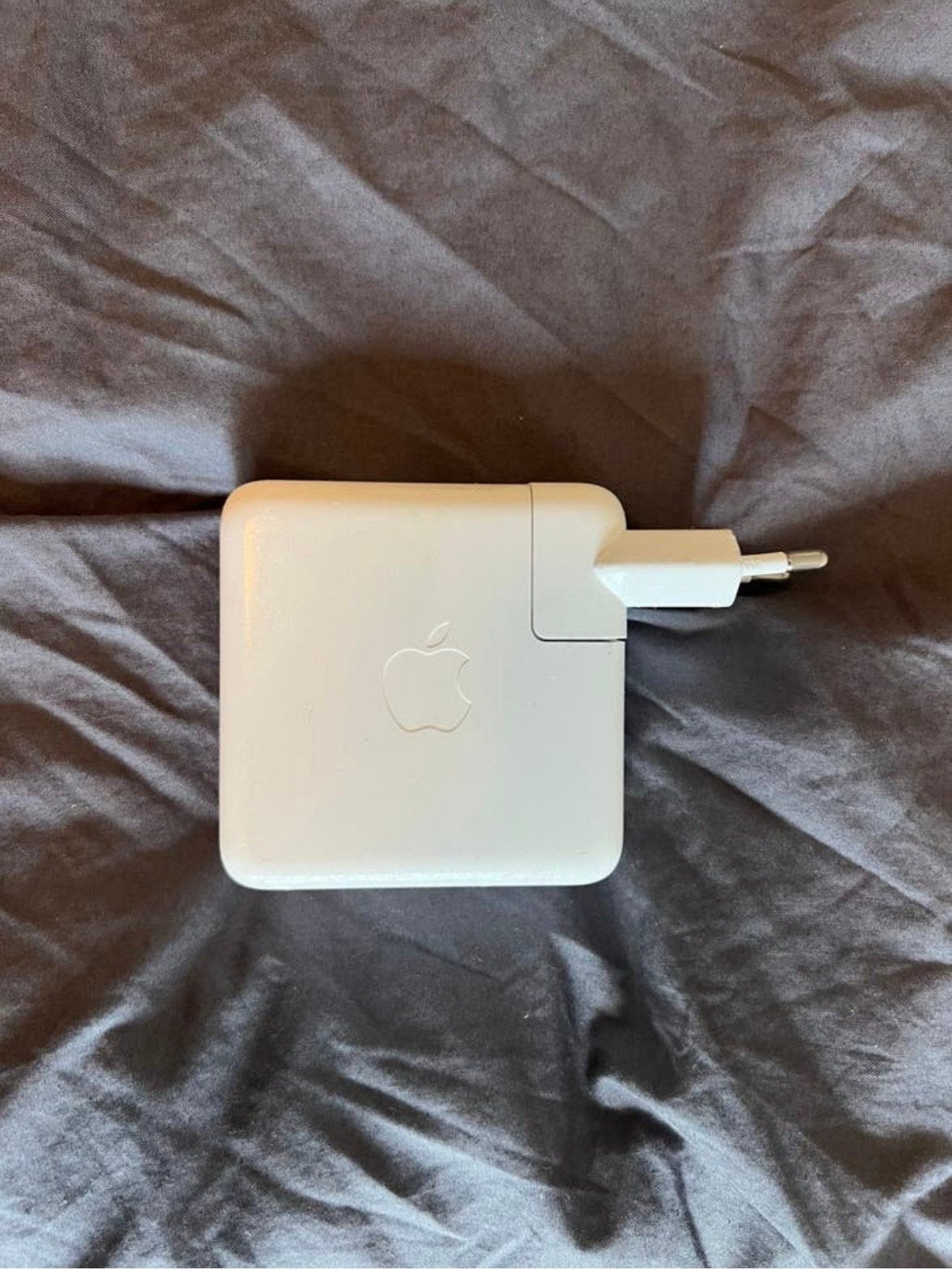 Originele Apple 61W USB-C Oplader A1718 MacBook, Computers en Software, Laptop-opladers, Ophalen, Zo goed als nieuw