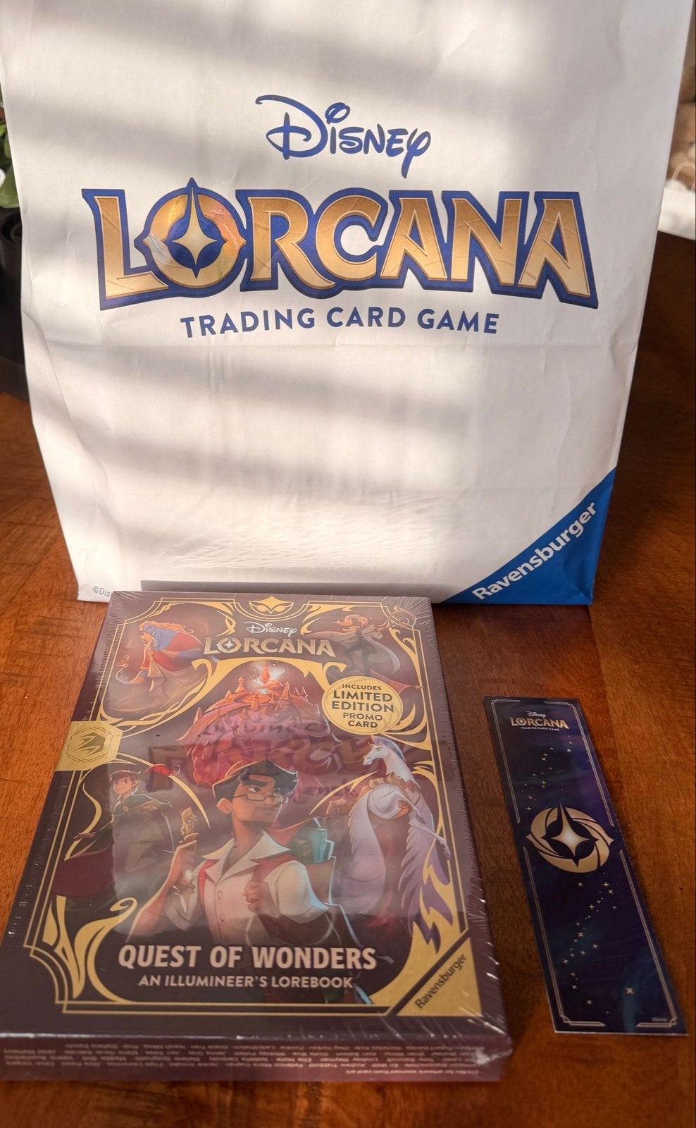 Disney Lorcana Quest of Wonders Lorebook + Promo Pegasus, Ophalen of Verzenden, Nieuw, Boek of Catalogus
