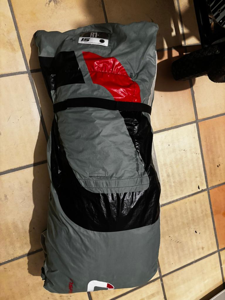 15m Ozone R1 V4 met flysuefer bar 60cm, Watersport en Boten, Kitesurfen, Geen board, Ophalen of Verzenden, Zo goed als nieuw