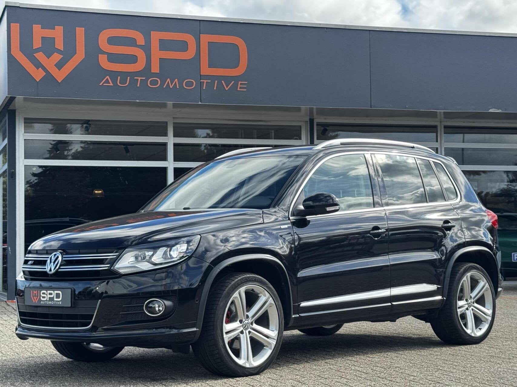 Volkswagen Tiguan 2.0 TDI R-Line 4Motion|DSG|19"|Bi-Xenon, Automaat, Euro 5, Stof, Gebruikt