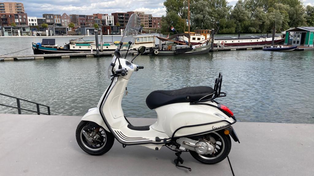 Vespa primavera uit 2017 met blauw kenteken, Fietsen en Brommers, Ophalen of Verzenden, Gebruikt, Benzine, Overige modellen