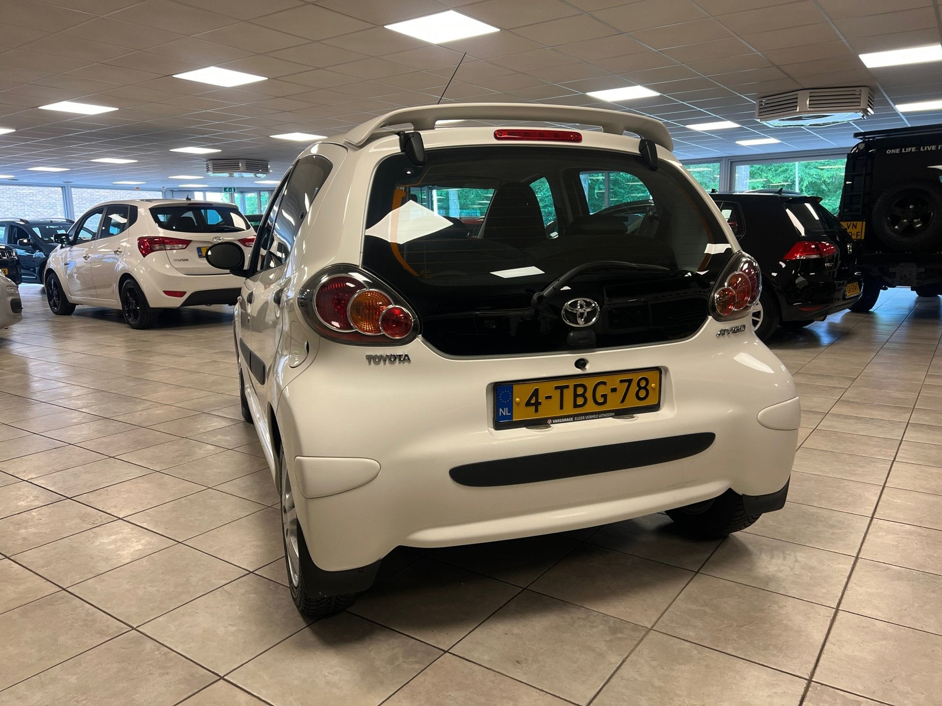 Toyota Aygo 1.0 VVT-i Now Airco 5 deurs, Auto's, Euro 5, Stof, Gebruikt, Zwart