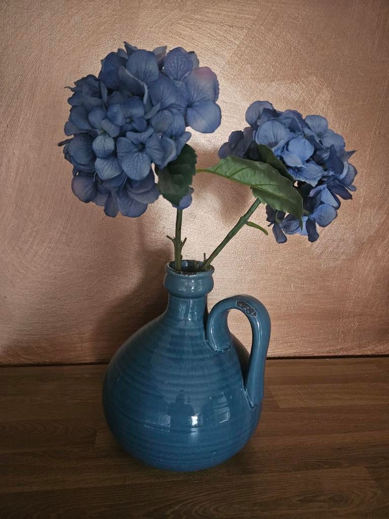 Blauwe aardewerk vaas met kunstbloemen hortensia, Blauw, Aardewerk of Porselein, Ophalen of Verzenden, Zo goed als nieuw