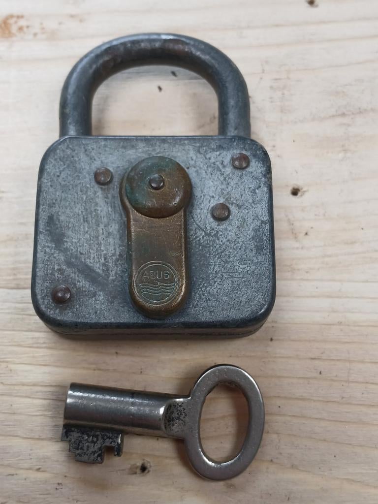 Antiek hangslot Abus, Antiek en Kunst, Antiek | Gereedschap en Instrumenten, Ophalen of Verzenden