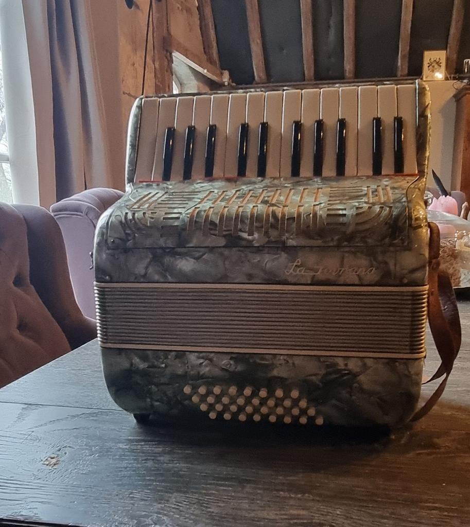 Italiaanse 32 bas accordeon in prima staat koffer riemen etc, Ophalen of Verzenden