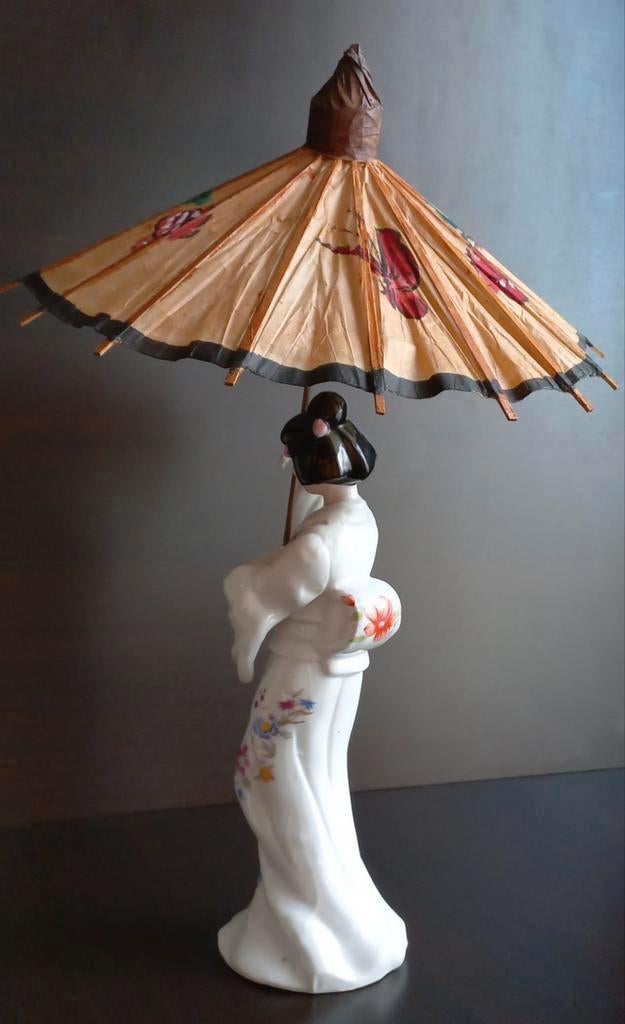 Japanse Porseleinen Beeld – Dame in Kimono en houten Parasol, Ophalen of Verzenden