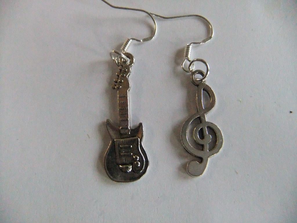 925 sterling  zilveren oorbellen met gitaar +G sleutel, Ophalen of Verzenden, Nieuw, Zilver, Zilver