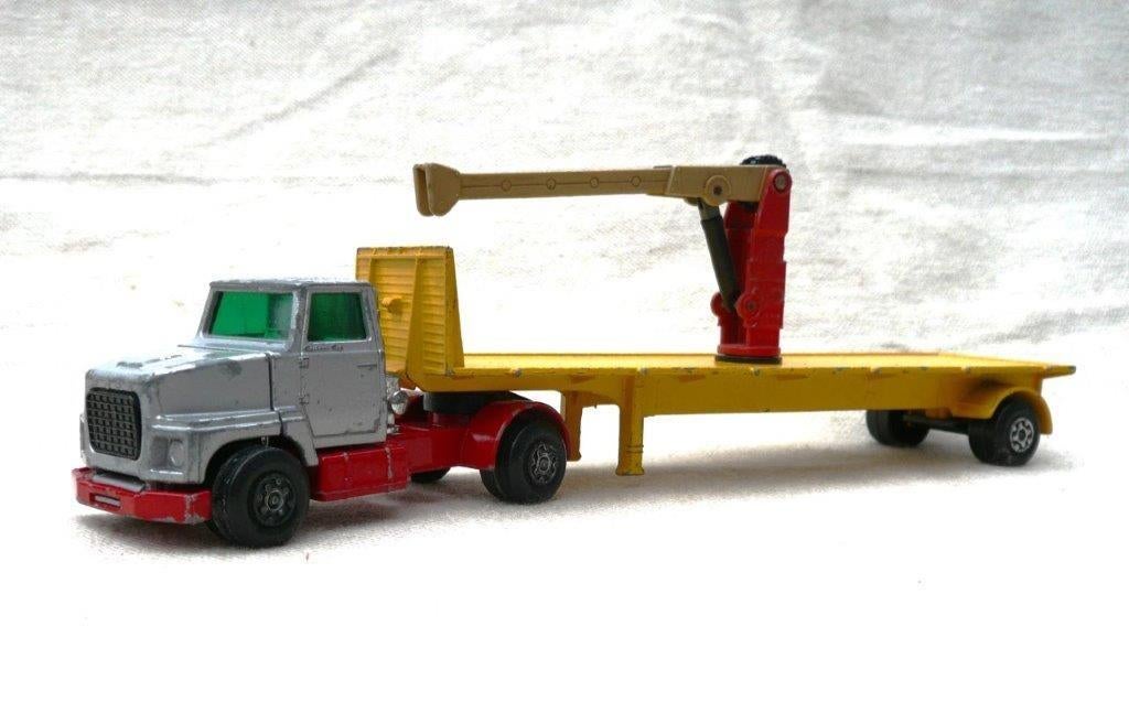 Matchbox superkings Ford LTS (1974) + oplegger / kraan 1/60., Ophalen of Verzenden, Gebruikt, Bus of Vrachtwagen