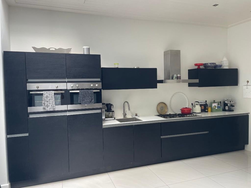 Strakke Moderne zwarte keuken+ inbouwapparatuur+GEDEMONTEERD