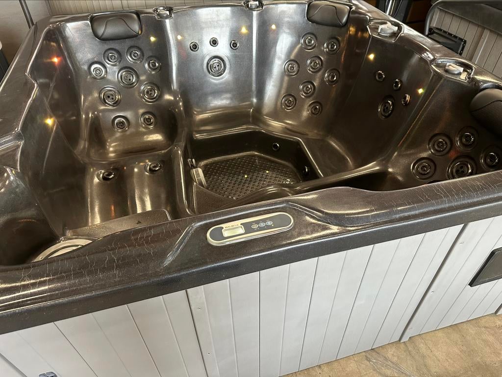 Sunspa 5 persoons 2 ligplaatsen, Tuin en Terras, Bubbelbaden en Hottubs, Ophalen, Zo goed als nieuw, Pomp