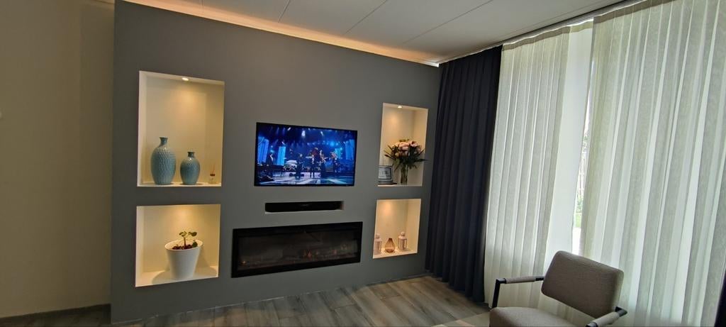 Cinewall, tv kast. Sfeerhaard, renovatie. Decoratie. Woonkam