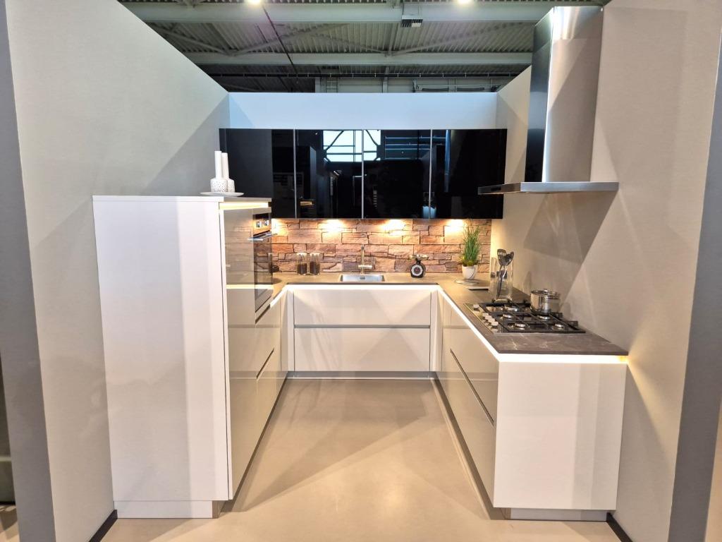 Showroom keuken incl. apparaten, Huis en Inrichting, Keuken | Complete keukens, Nieuw, U-keuken, Wit, Kunststof, Greeploos, Hoogglans of Gelakt