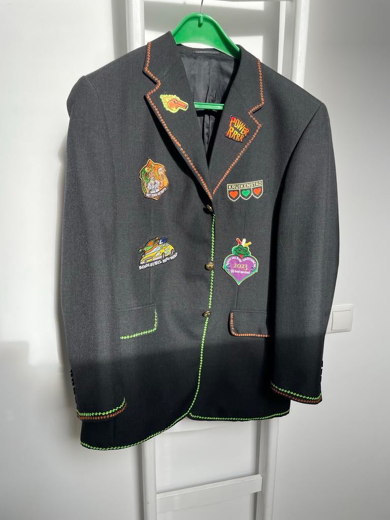 Carnavalsjasje met emblemen - Maat L/XL - Kruikenstad, Carnaval, Maat 42/44 (L), Ophalen of Verzenden, Zo goed als nieuw