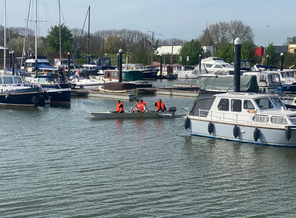 Foto 2 van Visboot muliti functionele bootje met 10PK 2takt motor