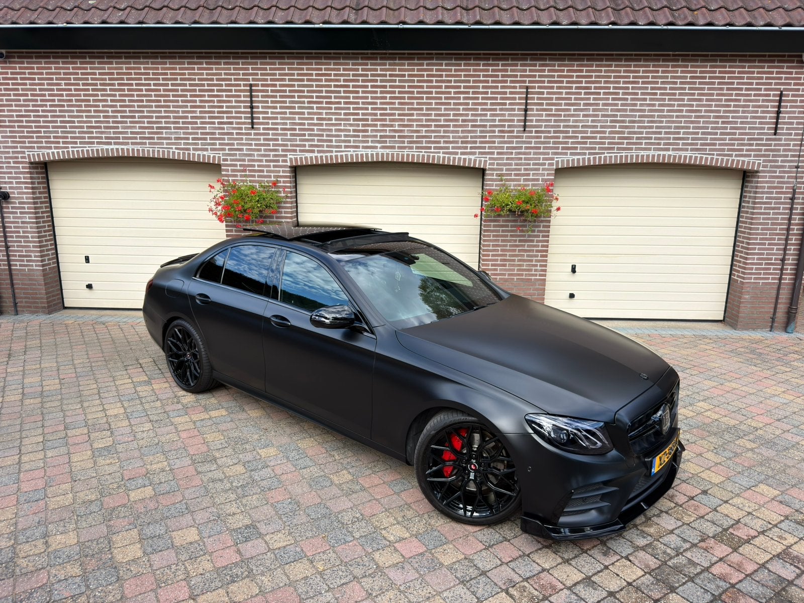 Foto 5 van Mercedes-Benz E 200 | BRABUS/AMG styling | MAT ZWART |