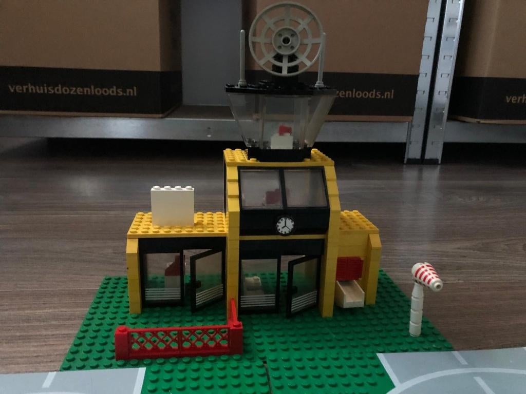 Lego vliegveld 6392 en 6368 6375 6673 6687, Gebruikt, Inclusief extra onderdelen, Lego, Ophalen of Verzenden