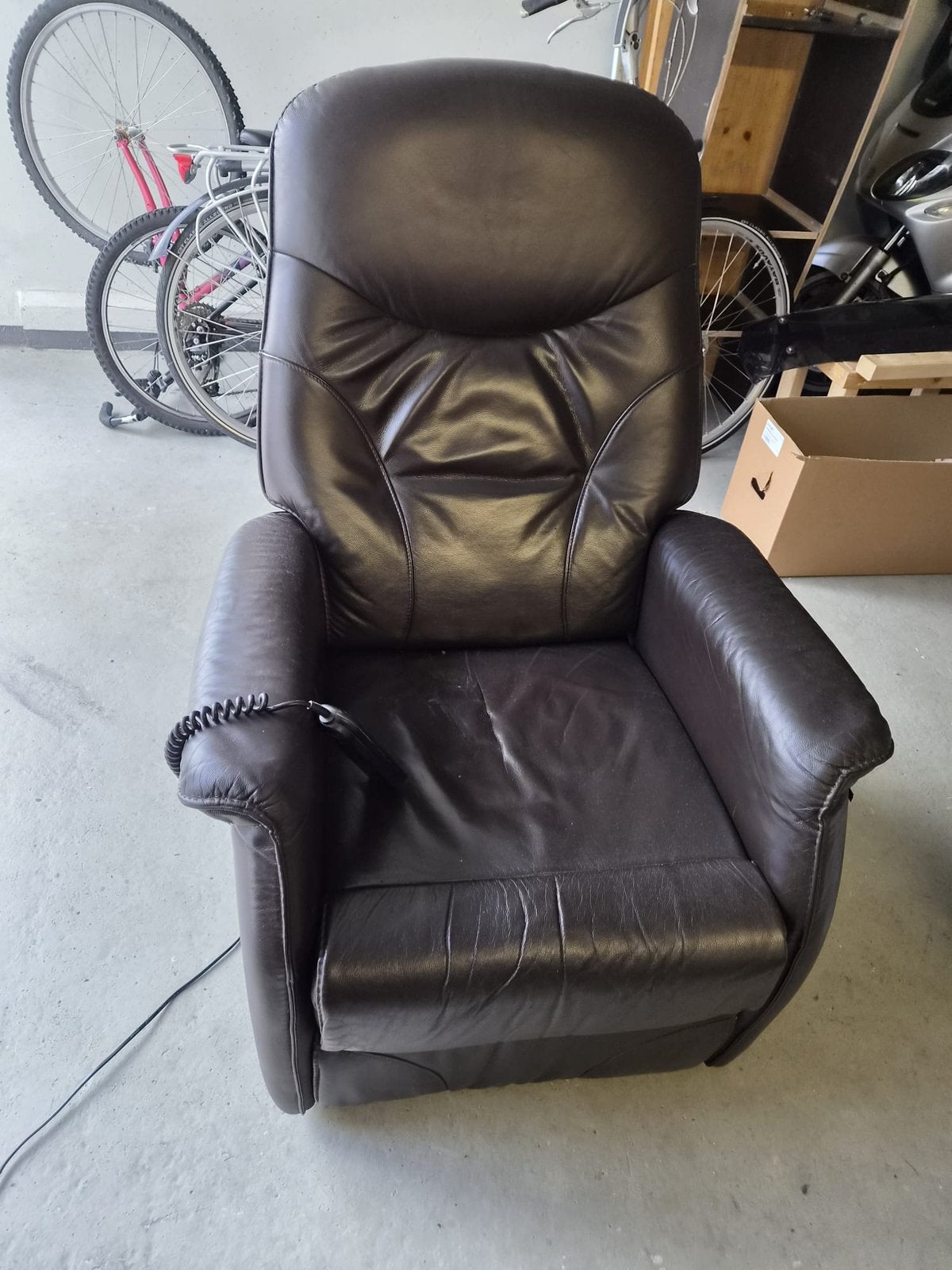 Elektrisch bedienbare relax fauteuil, Ophalen, Zo goed als nieuw, 50 tot 75 cm, Leer
