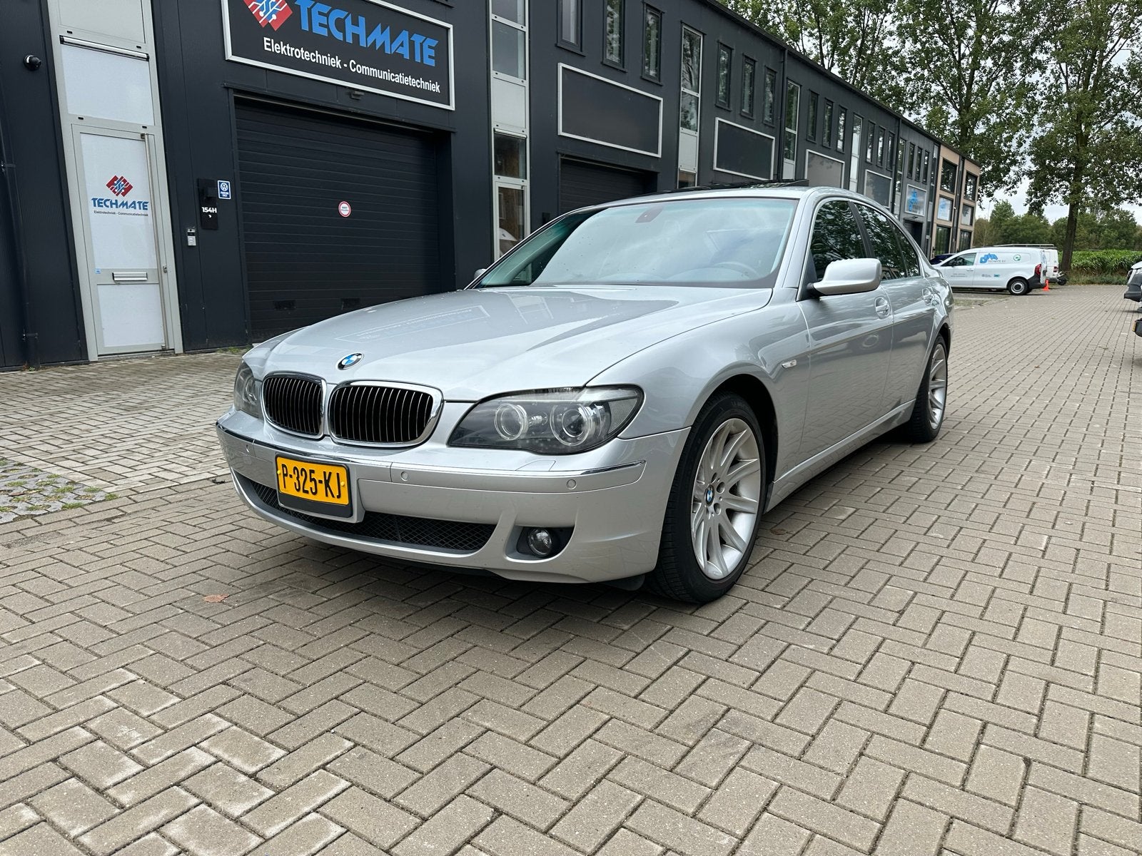 BMW 740i 2006 AUT PDC LEDER SCHUIFDAK SOFTCLOSE VOL OPTIES, Auto's, Automaat, Achterwielaandrijving, 4000 cc, 120 €/maand