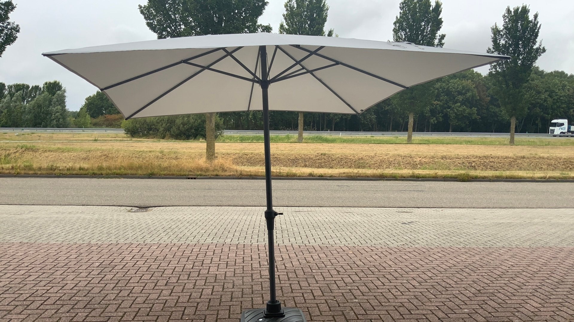 Parasol licht grijs 275x275 excl. parasolvoet, Tuin en Terras, Parasols, Gebruikt, Verzenden, Platinum BV, Info@platinum.nl