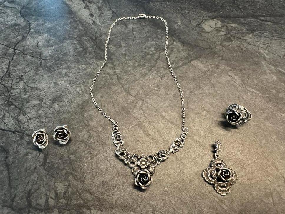 Zilveren rozenset: ketting, ring, hanger, oorbellen, Ophalen of Verzenden, Gebruikt, Zilver, Met hanger