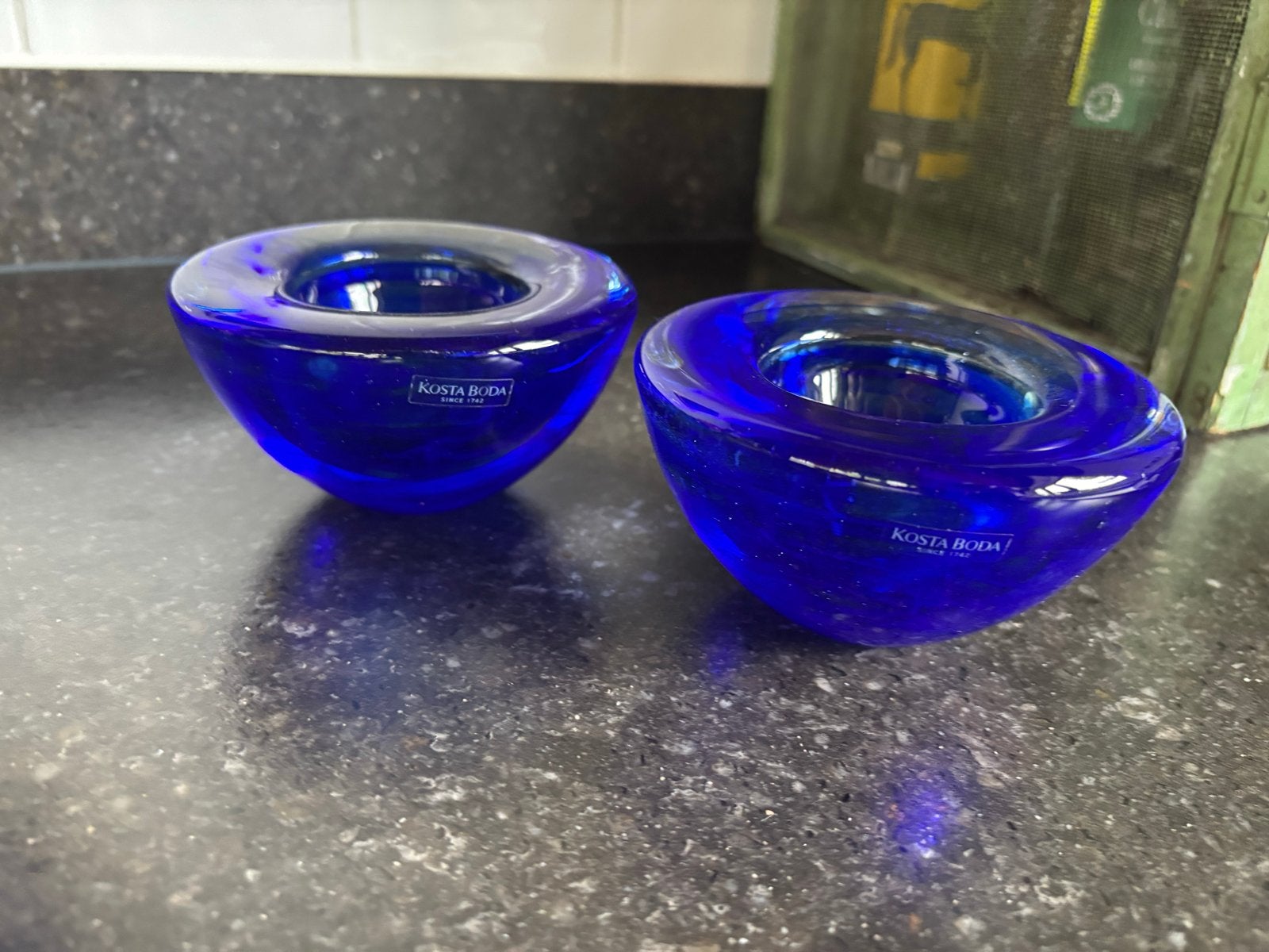 2 blauwe Kosta Boda Atoll waxinehouders, Overige materialen, Blauw, Ophalen of Verzenden, Zo goed als nieuw