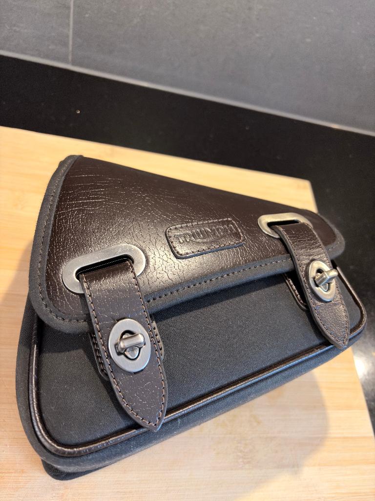 Triumph Swing Arm Tas (SKU A9510663), Motoren, Ophalen, Zo goed als nieuw