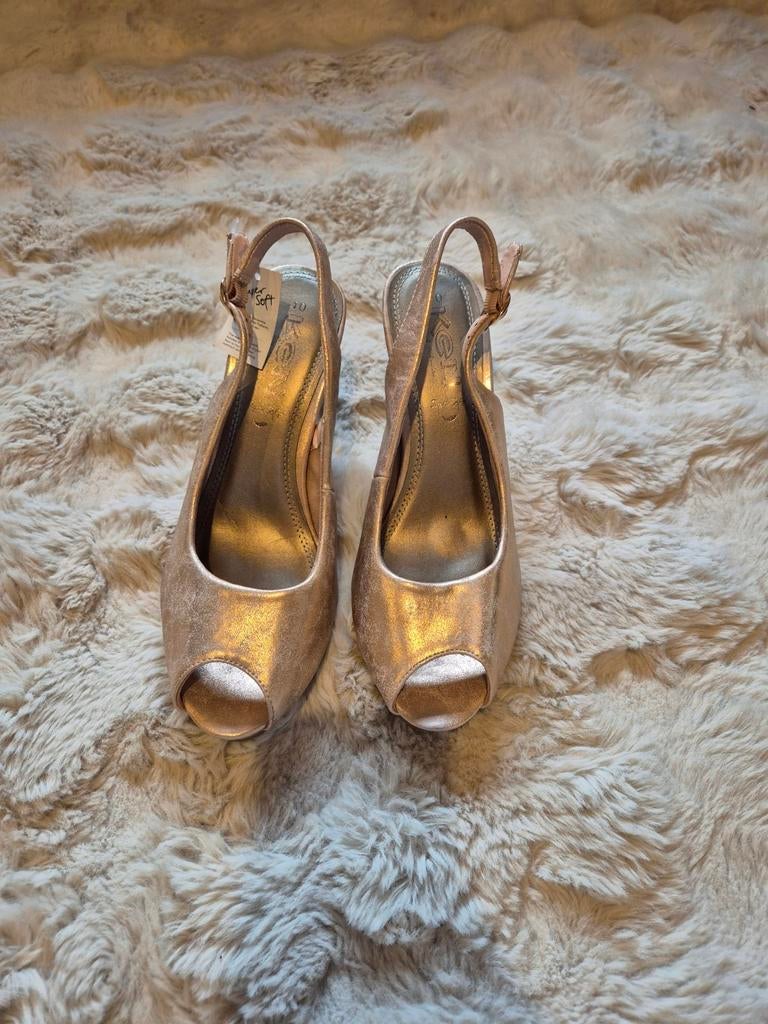 Goud rose kleurige peeptoe pumps maat 40, Kleding | Dames, Schoenen, Ophalen of Verzenden