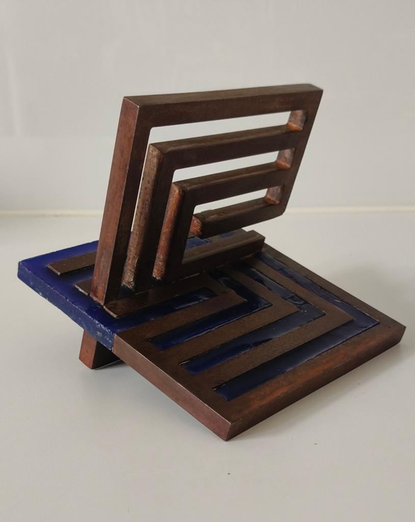 Postmodern geometrisch Designobject in staal blauw plexiglas, Ophalen of Verzenden