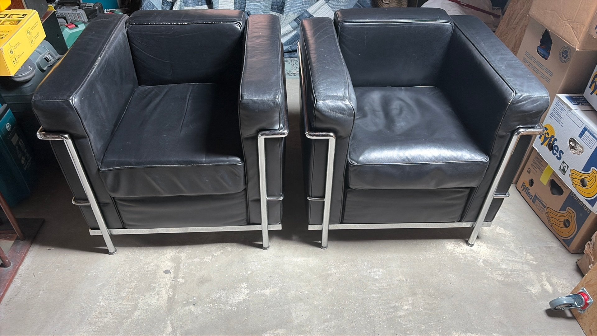 Le Corbusier LC2 replica fauteuils - zwart leer, Ophalen of Verzenden, Gebruikt, Leer, 75 tot 100 cm