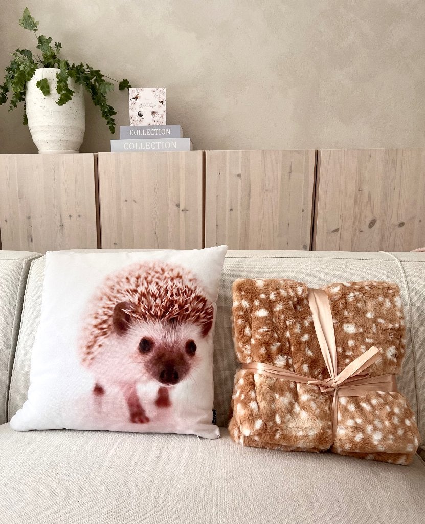 Set van pluchen herten deken / sprei Bambi + egel kussen, Woondeken, Verzenden, Beige, Nieuw