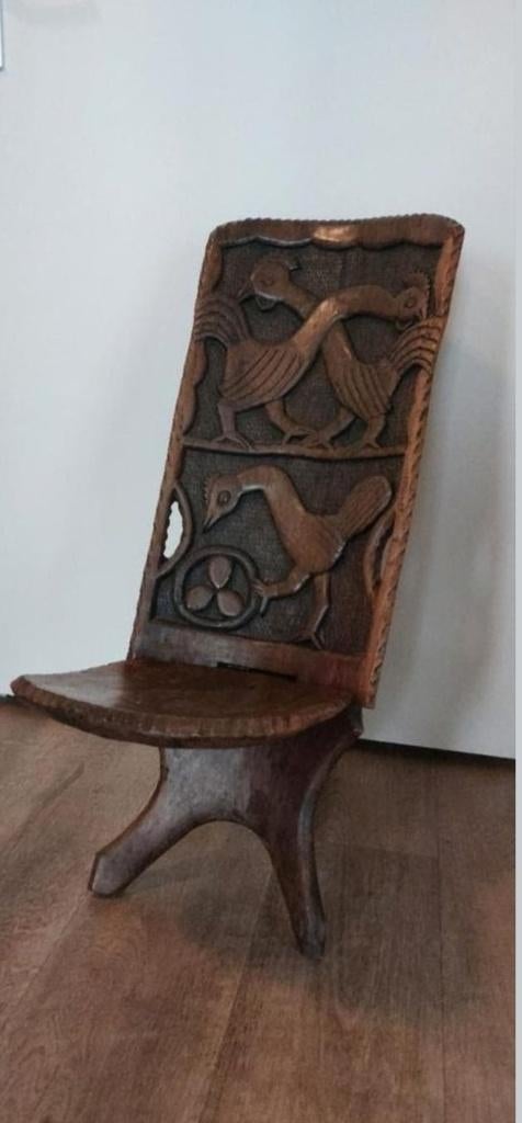 Handgesneden houten stoel met volksmotieven, Ophalen