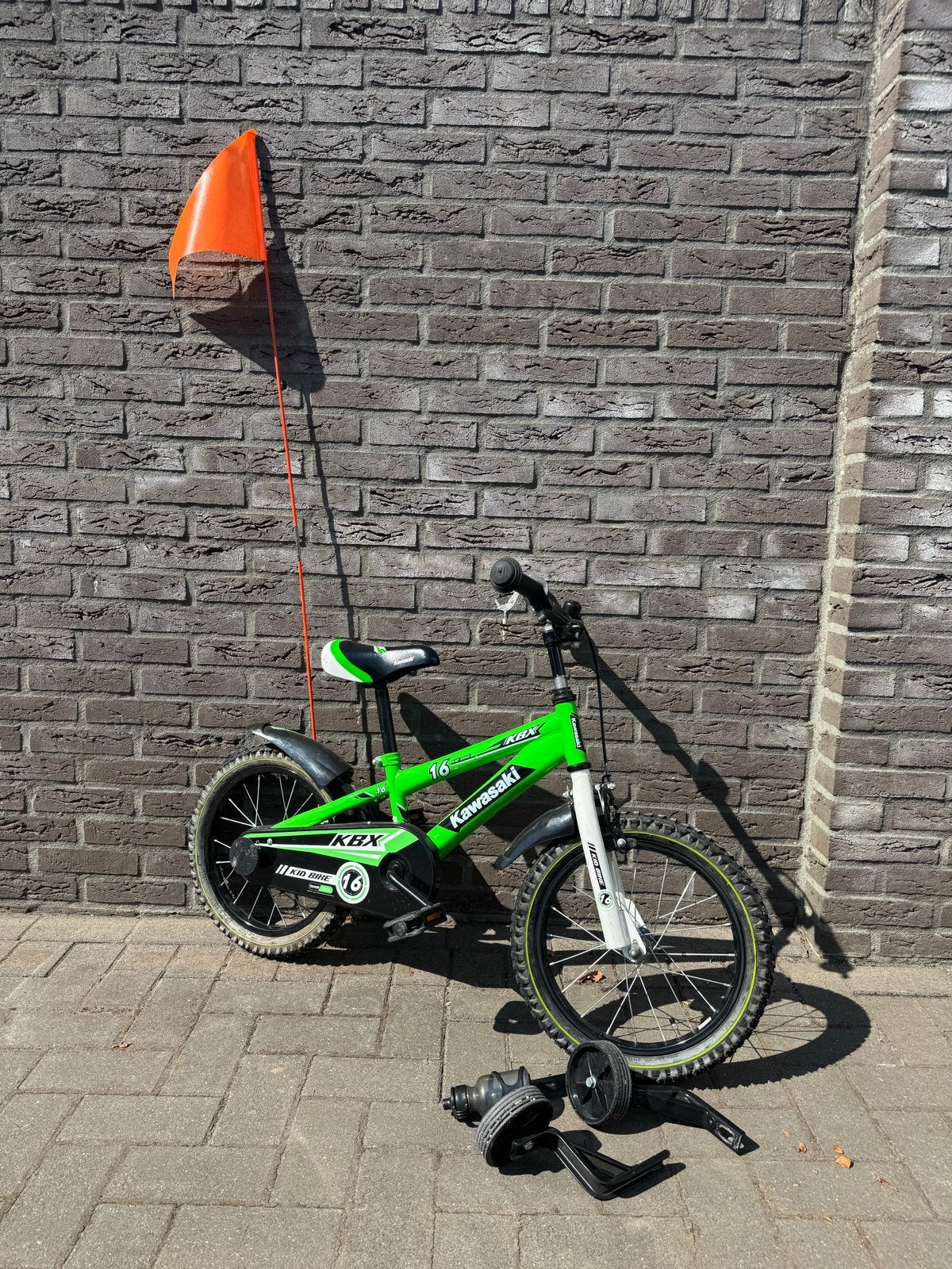 Kawasaki KBX 16 inch kinderfiets met zijwieltjes, Fietsen en Brommers, Fietsen | Kinderfietsjes, Ophalen, Zijwieltjes, Velgrem