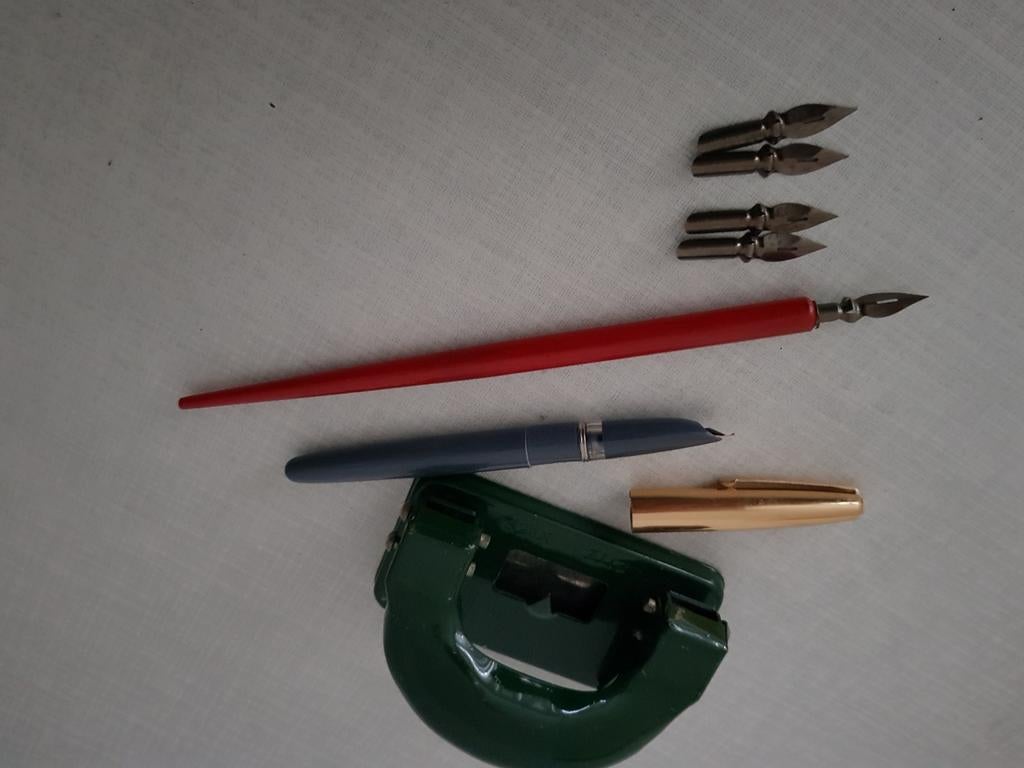 Vintage Pennenset met Perforator, Verzamelen, Pennenverzamelingen, Ophalen of Verzenden, Zo goed als nieuw, Vulpen, Overige merken