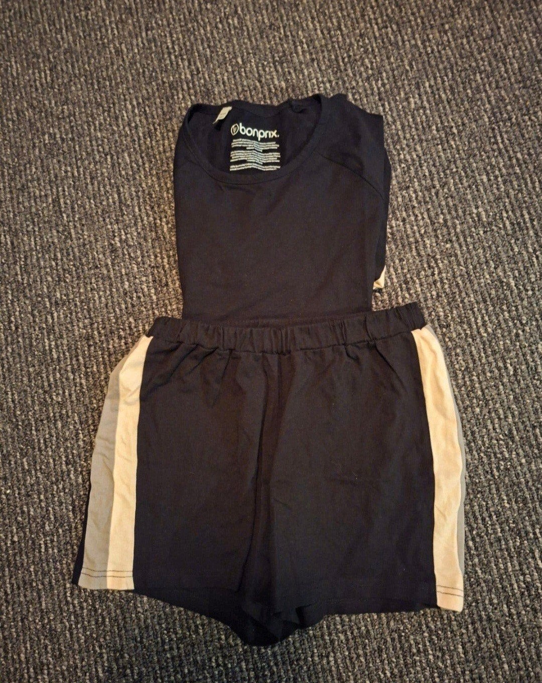 Bonprix T-shirt en korte broek set - Zo goed als nieuw, Kleding | Dames, Bonprix, Zwart, Ophalen of Verzenden, Zo goed als nieuw